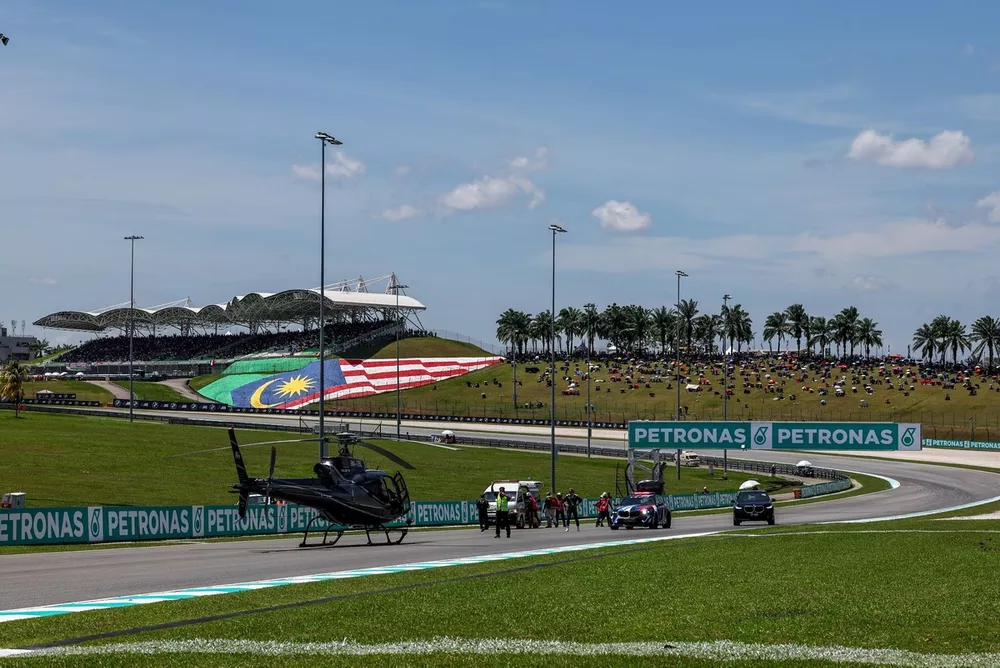 Noah Dettwiler, CIP Green Power es trasladado en helic&oacute;ptero al hospital tras un choque con Jos&eacute; Antonio Rueda, Red Bull KTM Ajo