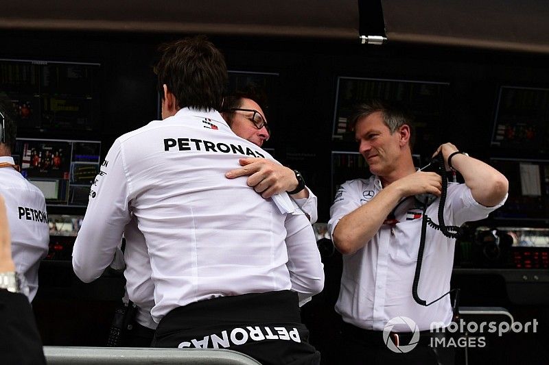 Toto Wolff, Director de Motorsport de Mercedes AMG F1 celebra con Andy Shovlin, Ingeniero en Carrera de Mercedes-AMG F1 y James Allison, Director Técnico de Mercedes AMG F1
