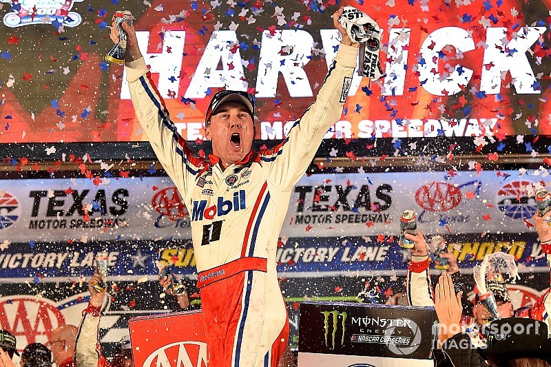 Harvick domina prova no Texas e garante vaga na final da NASCAR