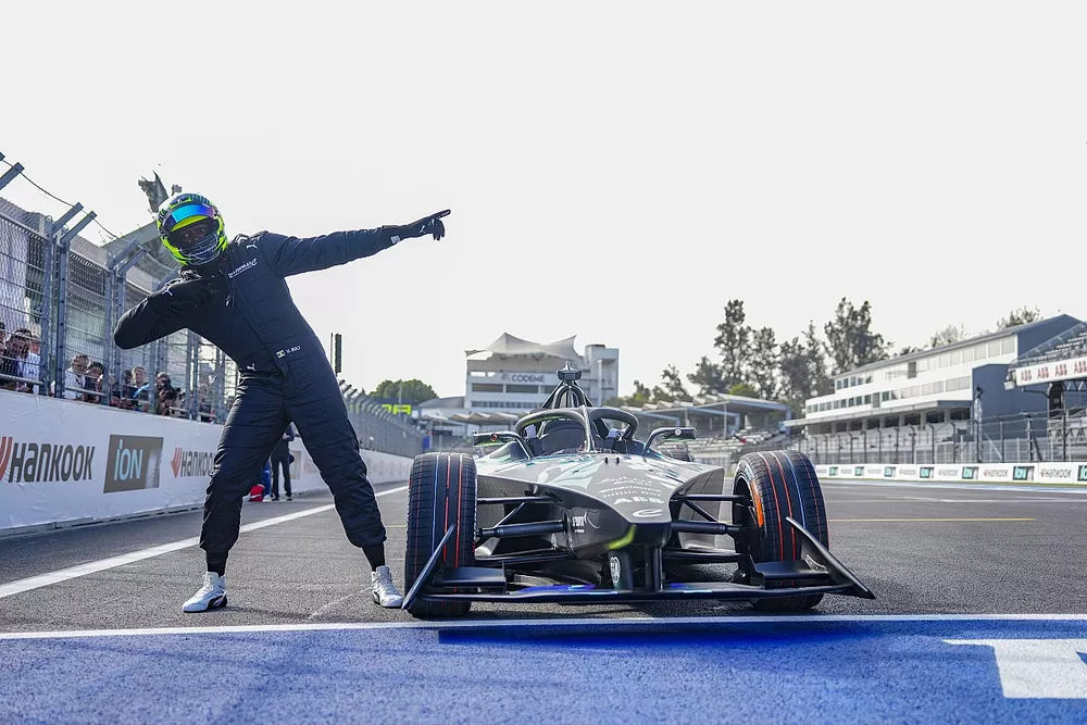 Usain Bolt y el coche GENBETA de F&oacute;rmula E