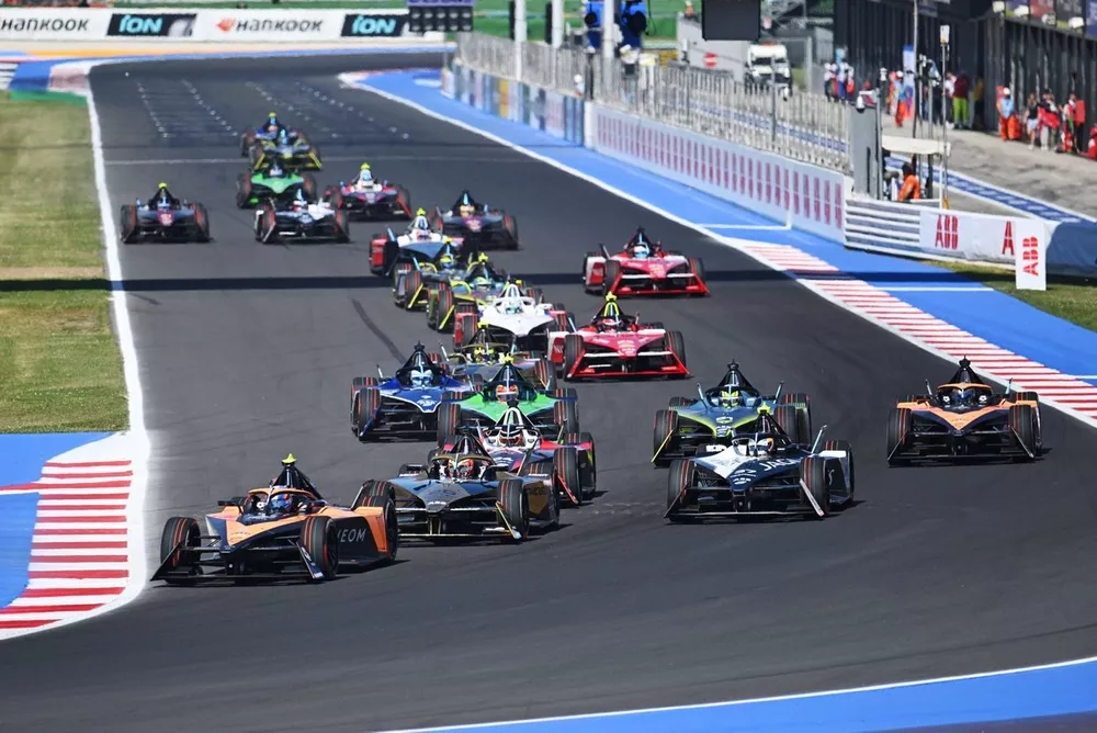 Jake Hughes, McLaren, e-4ORCE 04, Jean-Eric Vergne, DS Penske, DS E-Tense FE23, Nick Cassidy, Jaguar TCS Racing, Jaguar I-TYPE 6, Pascal Wehrlein, Porsche, Porsche 99X Electric Gen3, Sam Bird, NEOM McLaren Formula E Team, e-4ORCE 04, et le reste du peloton au d&eacute;part