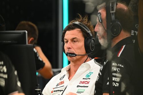 Wolff pide disculpas a Hamilton por un error "inexcusable" de Mercedes
