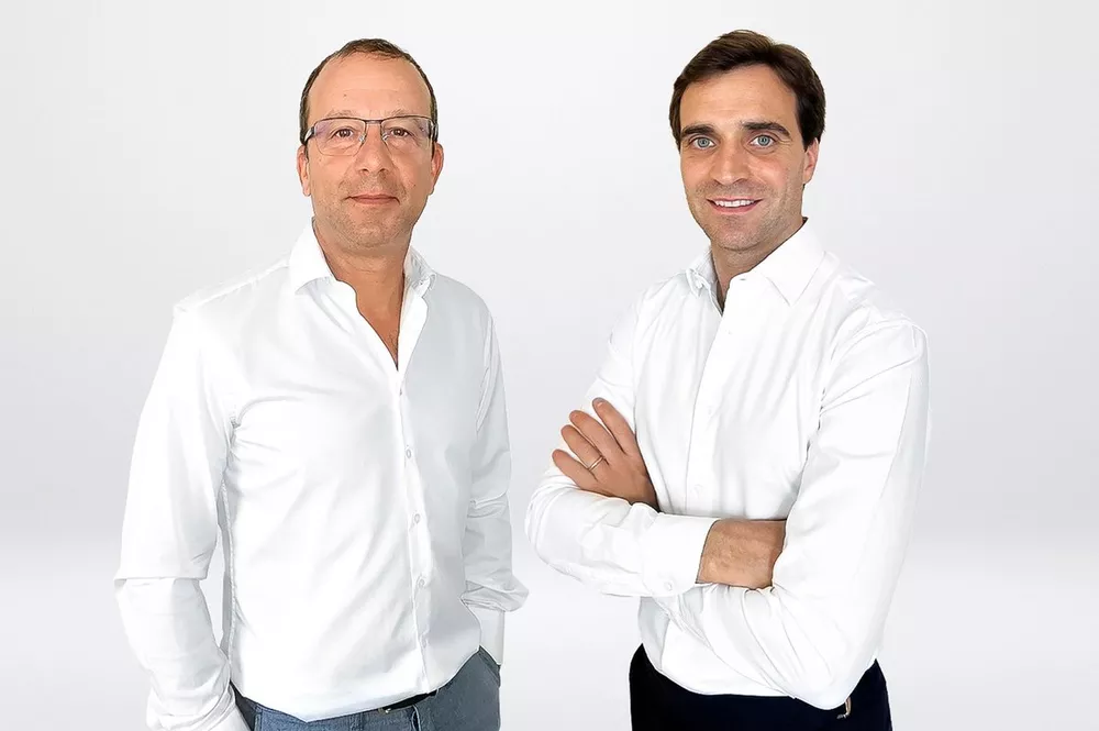 Loic Serra, responsable de l'ing&eacute;nierie de performance du ch&acirc;ssis Ferrari, Jerome d&rsquo;Ambrosio, directeur adjoint Ferrari