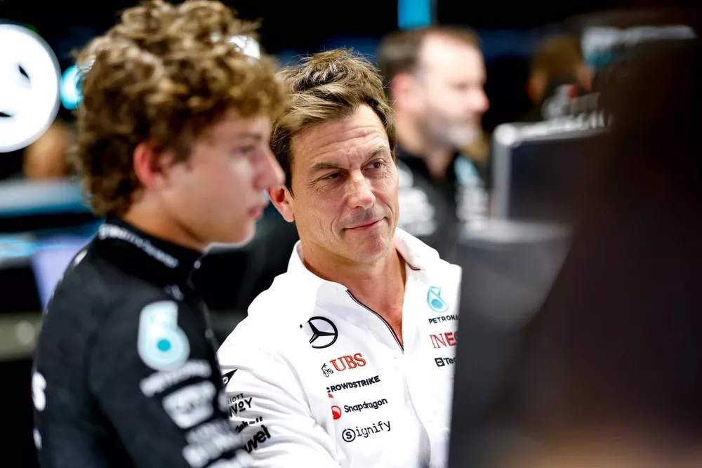 Andrea Kimi Antonelli con Toto Wolff, director y CEO de Mercedes-AMG F1 Team