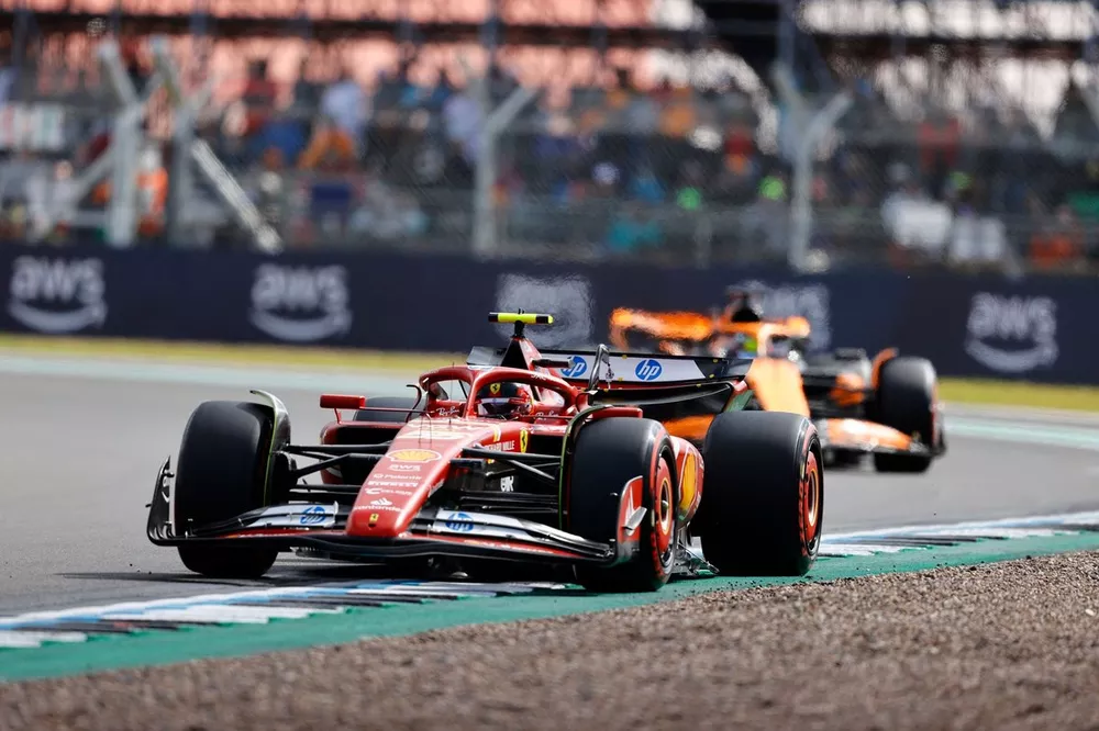 Carlos Sainz, Ferrari SF-24, Oscar Piastri, McLaren MCL38