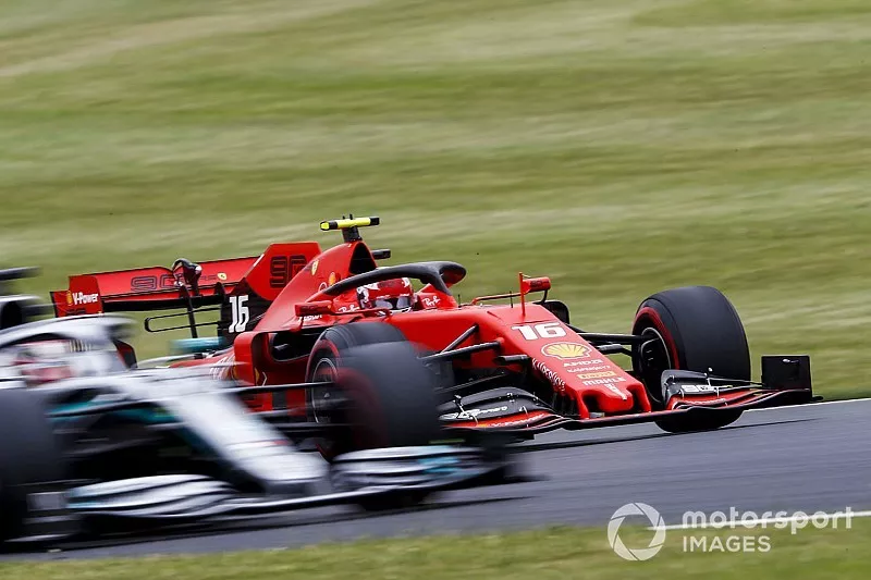 Charles Leclerc, Ferrari SF90, pasa a Lewis Hamilton, Mercedes AMG F1 W10