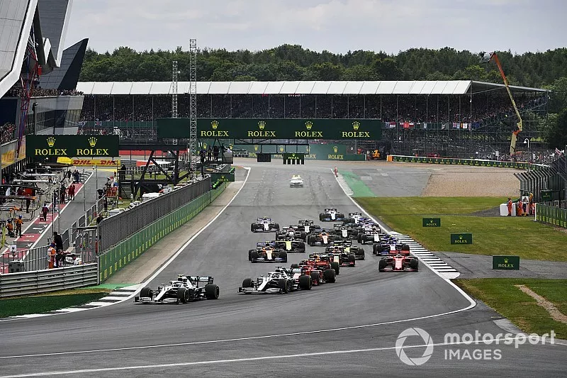 Valtteri Bottas, Mercedes AMG W10 devant Lewis Hamilton, Mercedes AMG F1 W10 et Charles Leclerc, Ferrari SF90 au d&eacute;but de la course