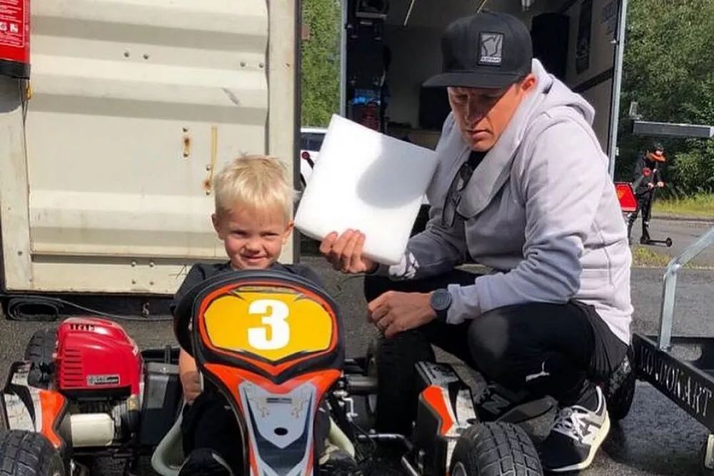 Kimi Raikkonen, oğlu Robin'e karting yaptırıyor