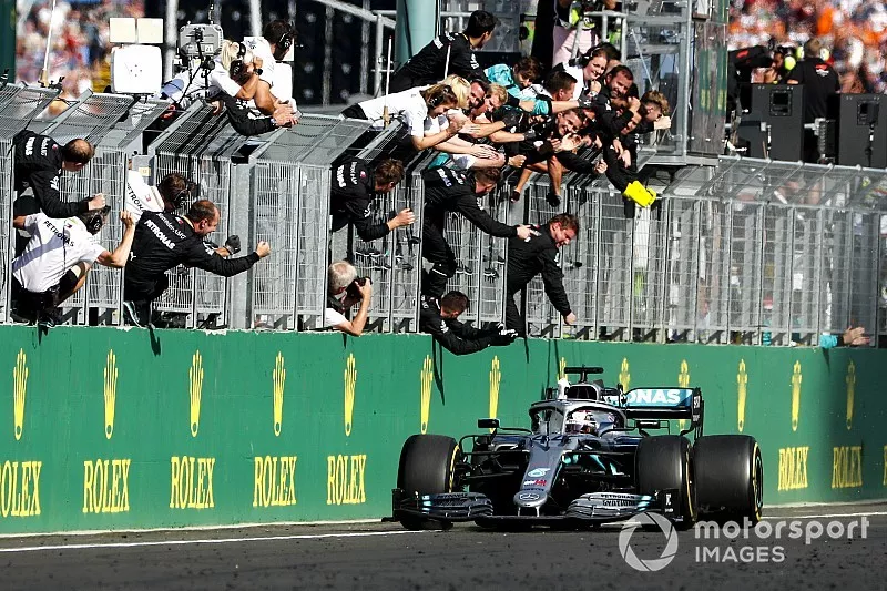 Race winner Lewis Hamilton, Mercedes AMG F1 W10 crosses the finish line