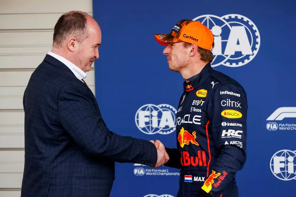 Max Verstappen, Red Bull Racing, re&ccedil;oit le troph&eacute;e de la pole position Pirelli de la part de Robert Reid, pr&eacute;sident des sports adjoint de la FIA