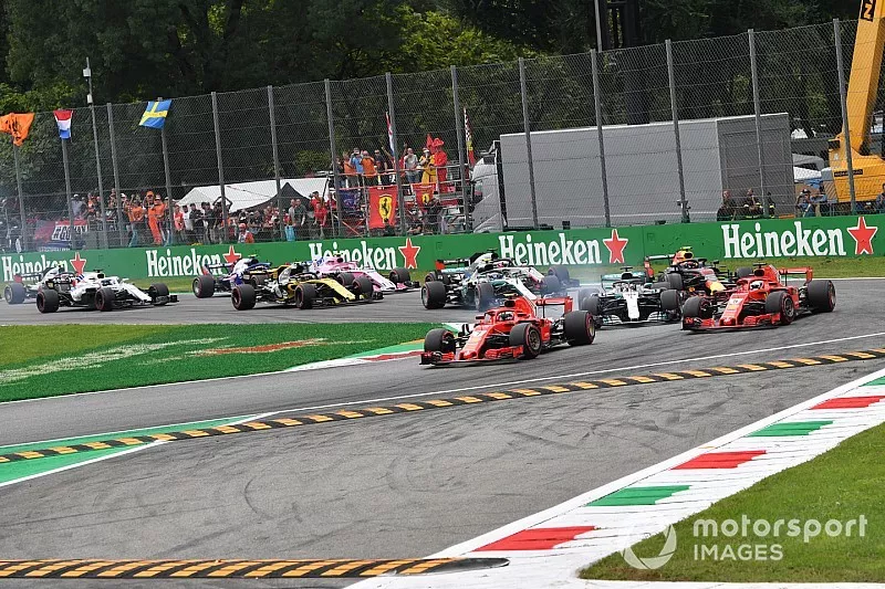 Kimi Raikkonen, Ferrari SF71H lidera Sebastian Vettel, Ferrari SF71H y Lewis Hamilton, Mercedes AMG F1 W09 al comienzo de la carrera