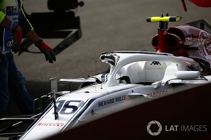 Los comisarios retiran el coche dañado de Charles Leclerc, Sauber C37