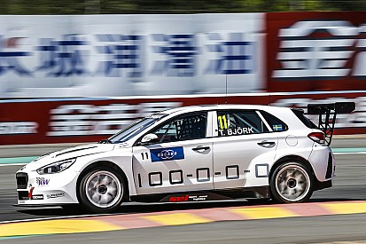 Бьорк выиграл первую гонку WTCR в Нинбо