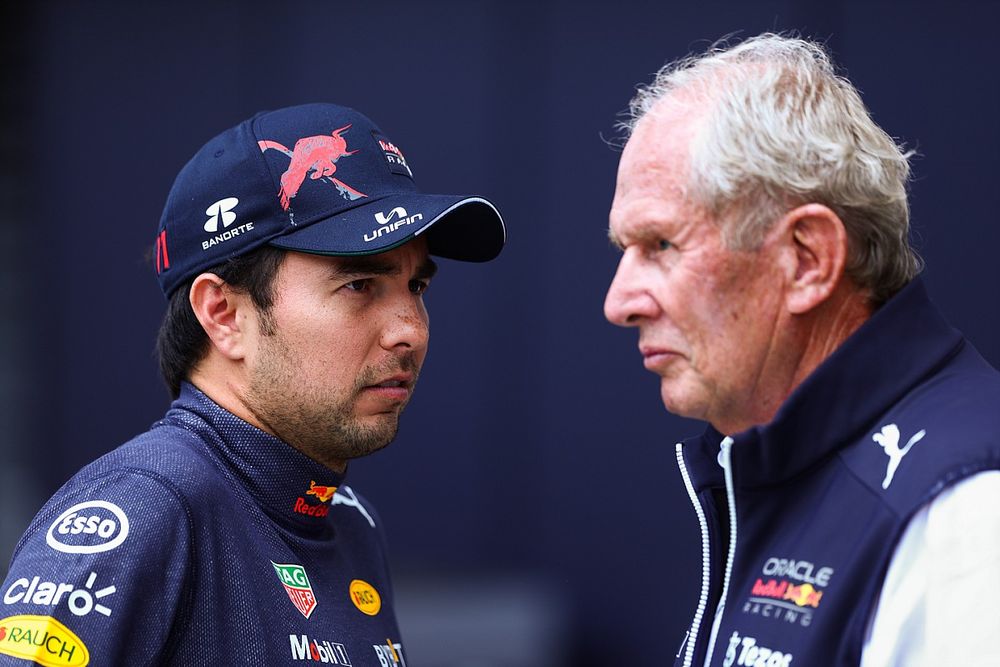 Sergio Pérez, Red Bull Racing RB18 habla con el asesor del equipo Red Bull Racing Dr. Helmut Marko