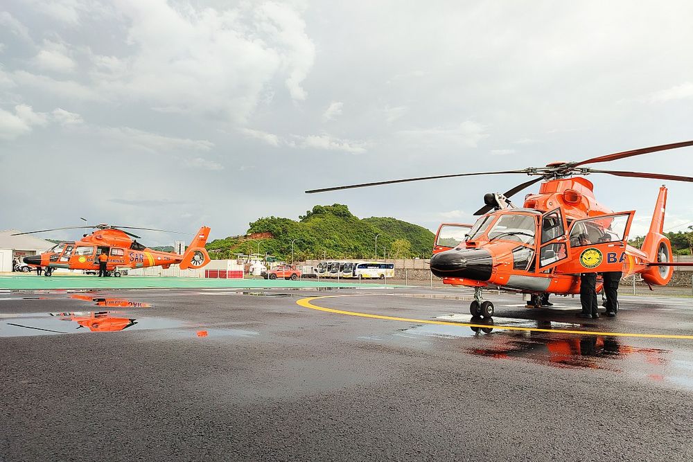 Helicóptero evacúa a un piloto accidentado en MotoGP en Indonesia