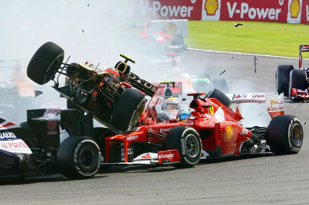 Romain Grosjean, Lotus E20 wordt gelanceerd over de top van Fernando Alonso, Ferrari F2012