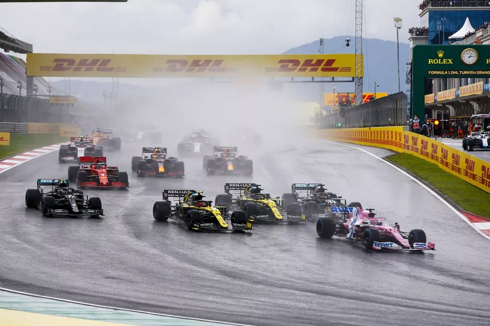 Sergio P&eacute;rez, Racing Point RP20, Esteban Ocon, Renault F1 Team R.S.20, Daniel Ricciardo, Renault F1 Team R.S.20, Lewis Hamilton, Mercedes F1 W11, Valtteri Bottas, Mercedes F1 W11 al inicio