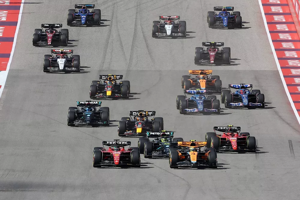 Lando Norris, McLaren MCL60, Charles Leclerc, Ferrari SF-23, Carlos Sainz, Ferrari SF-23, Lewis Hamilton, Mercedes F1 W14, Max Verstappen, Red Bull Racing RB19, the rest of the field at the start