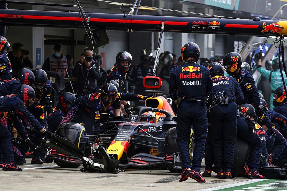 Max Verstappen, Red Bull Racing RB16B, en boxes