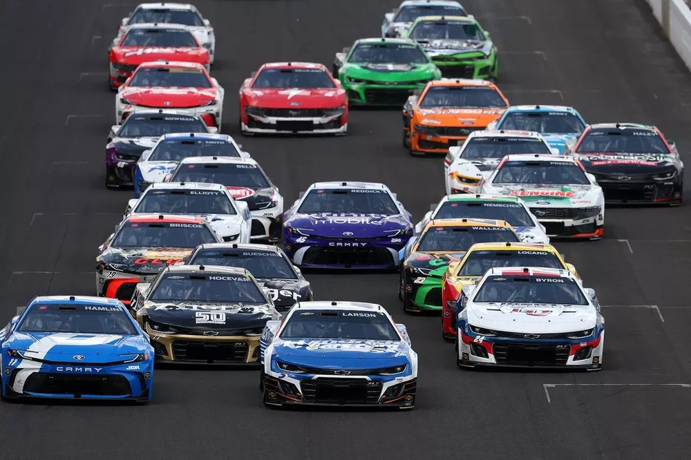 Denny Hamlin, Joe Gibbs Racing Toyota, William Byron, Hendrick Motorsports Chevrolet