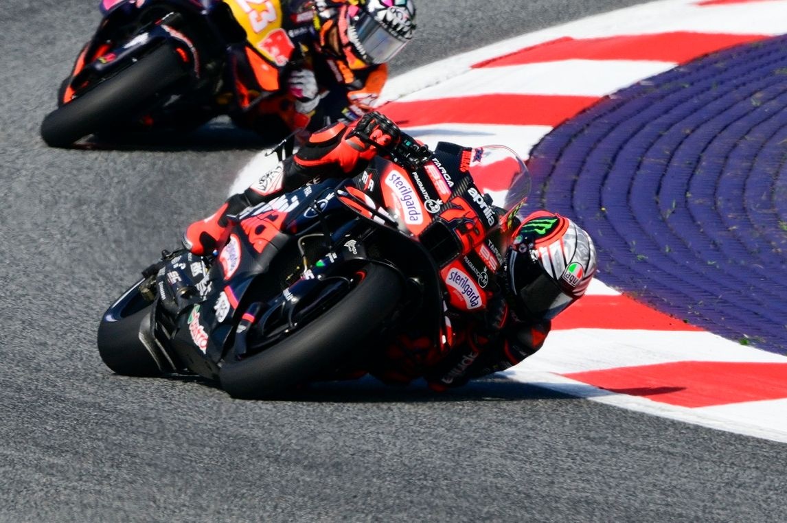 MotoGP | Bezzecchi porta l'Aprilia in pole in Austria, Bagnaia è 3° e Marquez cade