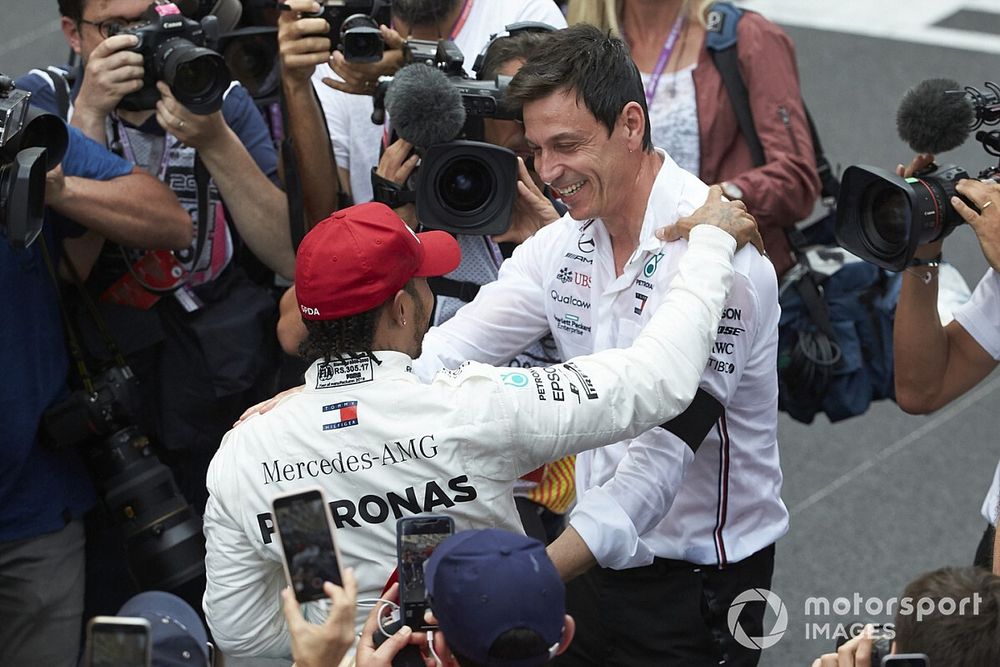 Ganador de la carrera Lewis Hamilton, Mercedes AMG F1 celebra con Toto Wolff, Director Ejecutivo (Negocios), Mercedes AMG