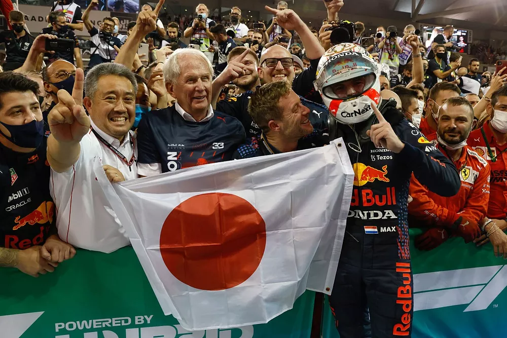 2021 drivers champion Max Verstappen, Red Bull Racing, 1st position, celebrates in Parc Ferme with his team, including Helmut Marko, Consultant, Red Bull Racing and Masashi Yamamoto, General Manager, Honda Motorsport