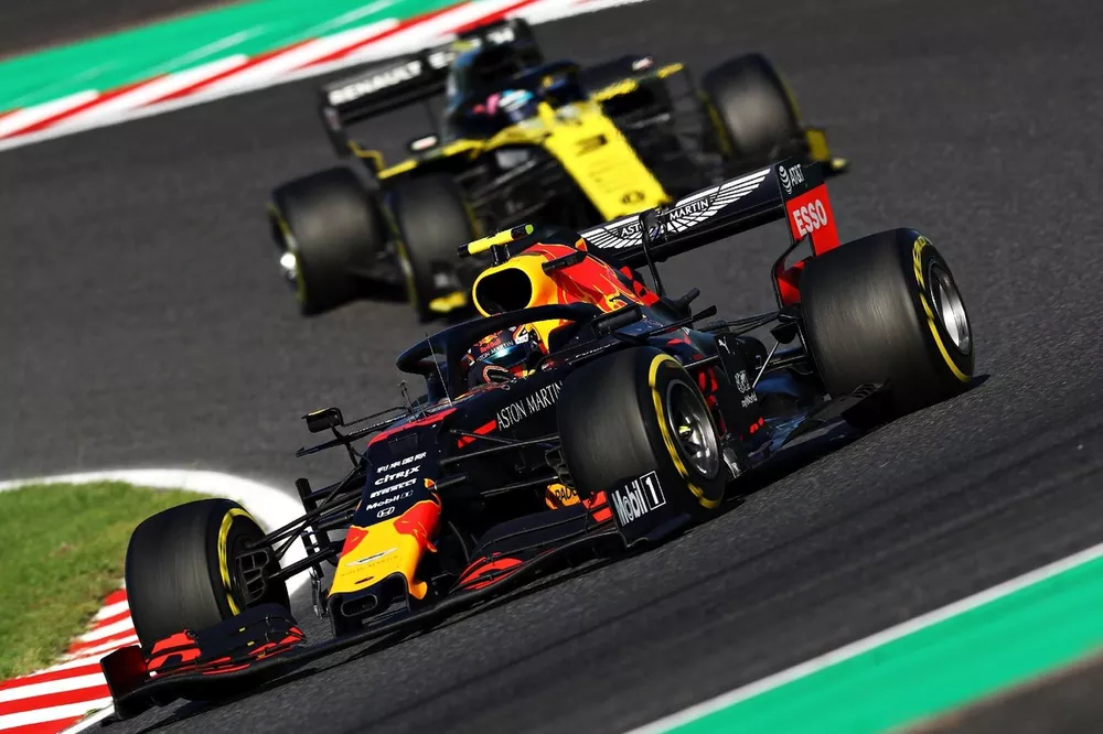 Alex Albon, Red Bull Racing leads Daniel Ricciardo, Renault F1 Team