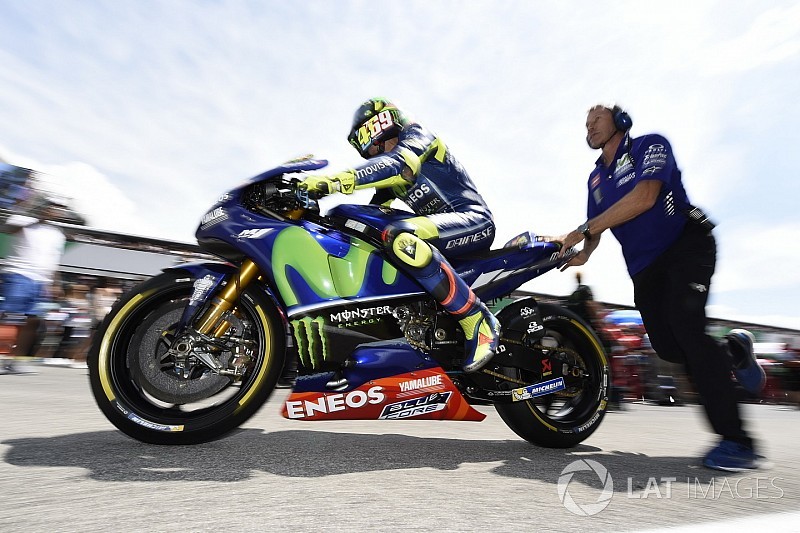Video: Rossi no se baja de la moto ni en vacaciones