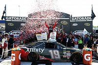 Carl Edwards le arrebata la victoria a Kyle Busch en Richmond