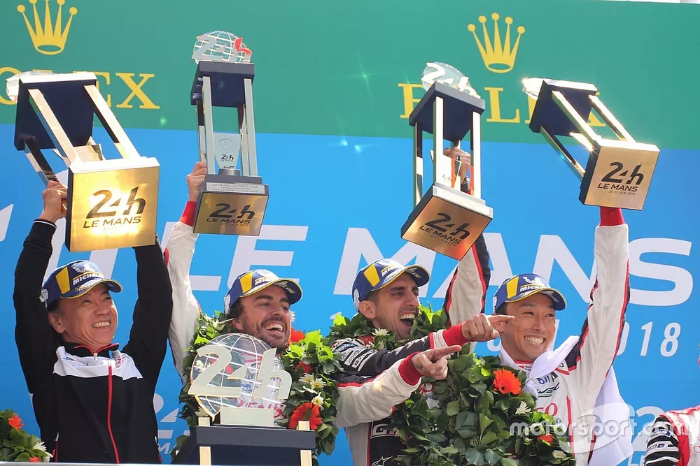 Podio assoluto: i vincitori S&eacute;bastien Buemi, Kazuki Nakajima, Fernando Alonso, Toyota Gazoo Racing