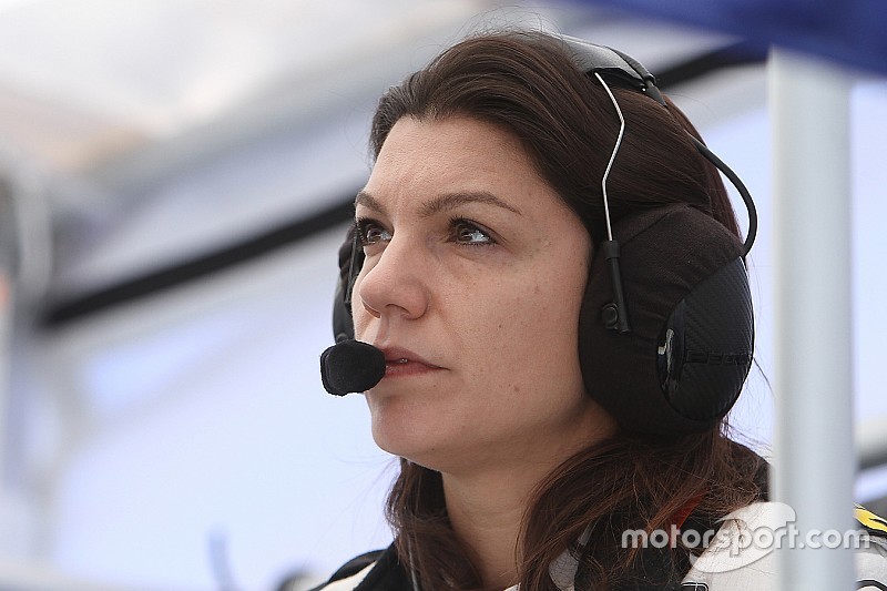 Katherine Legge podría regresar a Indy 500 con Coyne