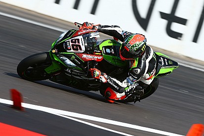 Sykes lidera la jornada del WorldSBK, que tuvo un recuerdo para Barcelona