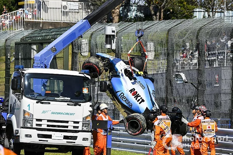 Marshals met de wagen van Robert Kubica, Williams FW42