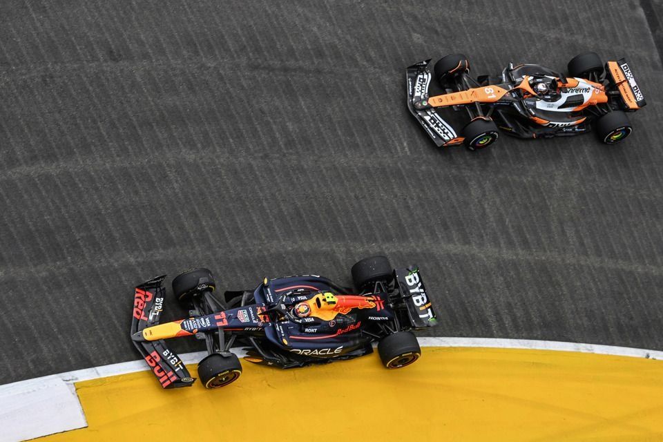 Sergio Pérez, Red Bull Racing RB20, Oscar Piastri, McLaren MCL38