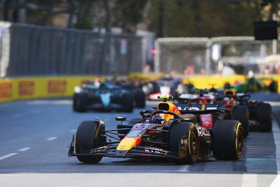 Sergio Perez, Red Bull Racing RB20, Carlos Sainz, Ferrari SF-24
