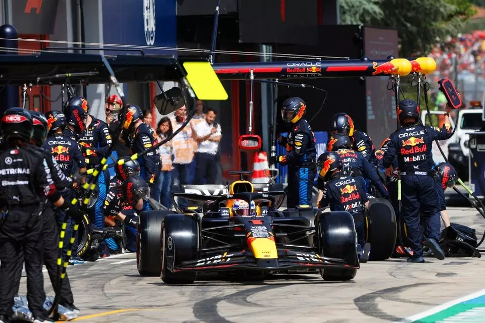 Max Verstappen, Red Bull Racing RB20, en boxes tras una parada en boxes.