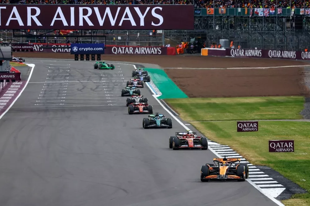 Oscar Piastri, McLaren MCL38, Carlos Sainz, Ferrari SF-24, Lance Stroll, Aston Martin AMR24