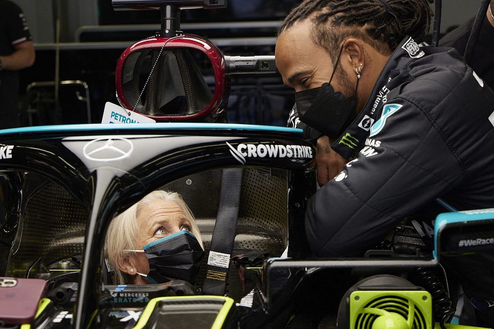 Angela Cullen, fisio de Lewis Hamilton, con Lewis Hamilton, Mercedes 