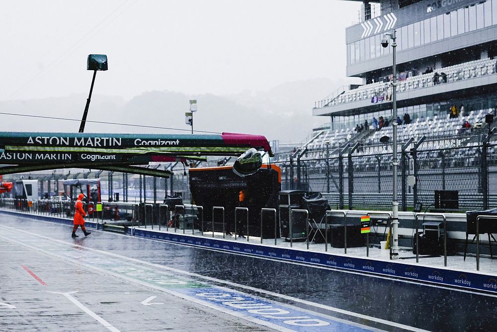 La lluvia cae sobre la pista de Sochi en el GP de Rusia