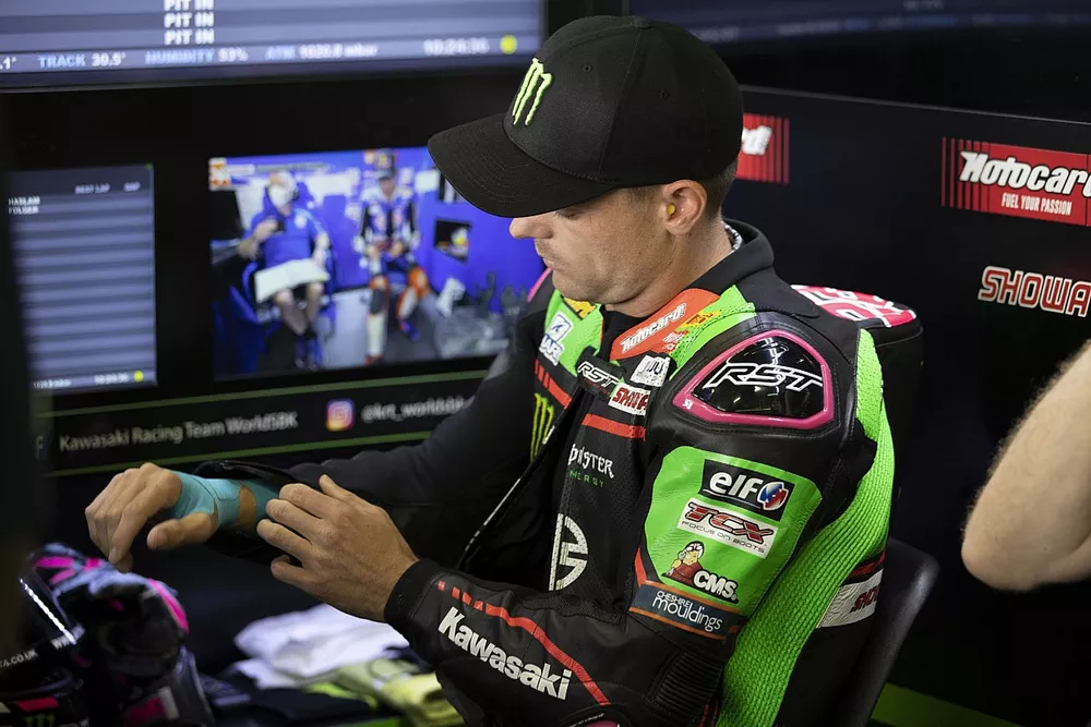 Alex Lowes, Kawasaki Racing Team WorldSBK con la mano fasciata