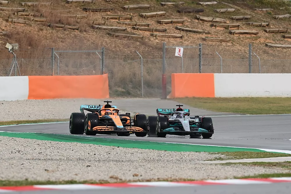 Daniel Ricciardo, McLaren MCL36, Lewis Hamilton, Mercedes W13