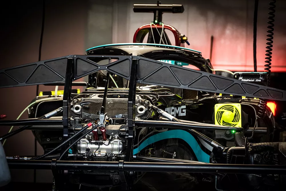 Detalle de la suspensi&oacute;n delantera del Mercedes W12