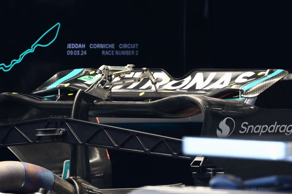 Detalhe da asa traseira do Mercedes F1 W15