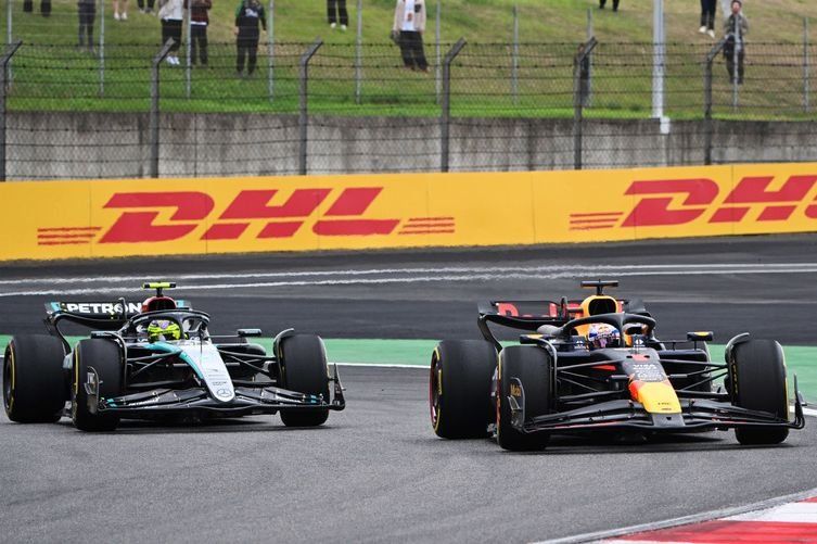 Max Verstappen, Red Bull Racing RB20, adelanta a Lewis Hamilton, Mercedes F1 W15