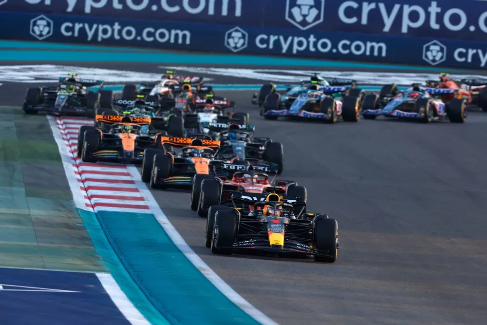 Max Verstappen, Red Bull Racing RB19, Charles Leclerc, Ferrari SF-23, Oscar Piastri, McLaren MCL60, Lando Norris, McLaren MCL60, George Russell, Mercedes F1 W14, the rest of the field on the opening lap