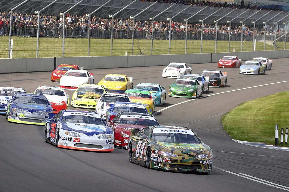 ASCAR Rockingham: Ben Collins leads at the start