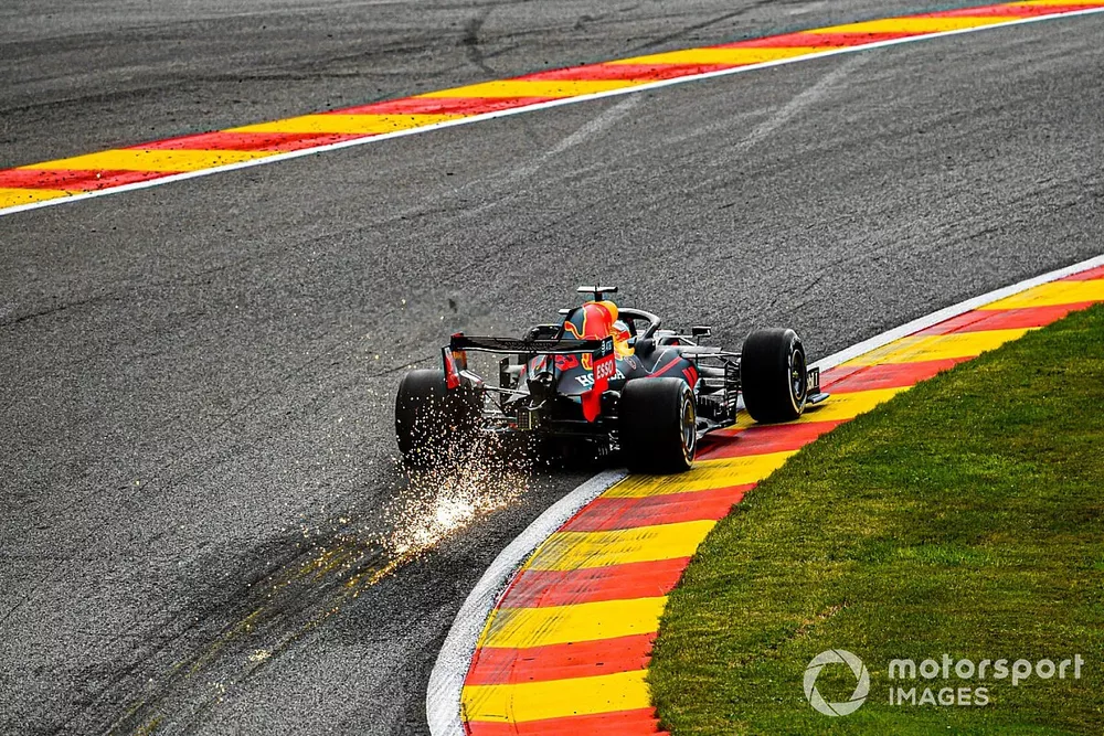 Le scintille volano dell'auto di Max Verstappen, Red Bull Racing RB16
