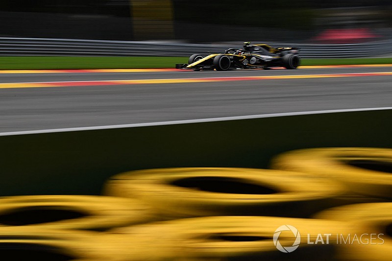 Sainz obligado a remontar en Bélgica