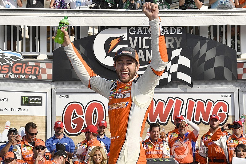Chase Elliott supera Truex e vence a primeira na Cup